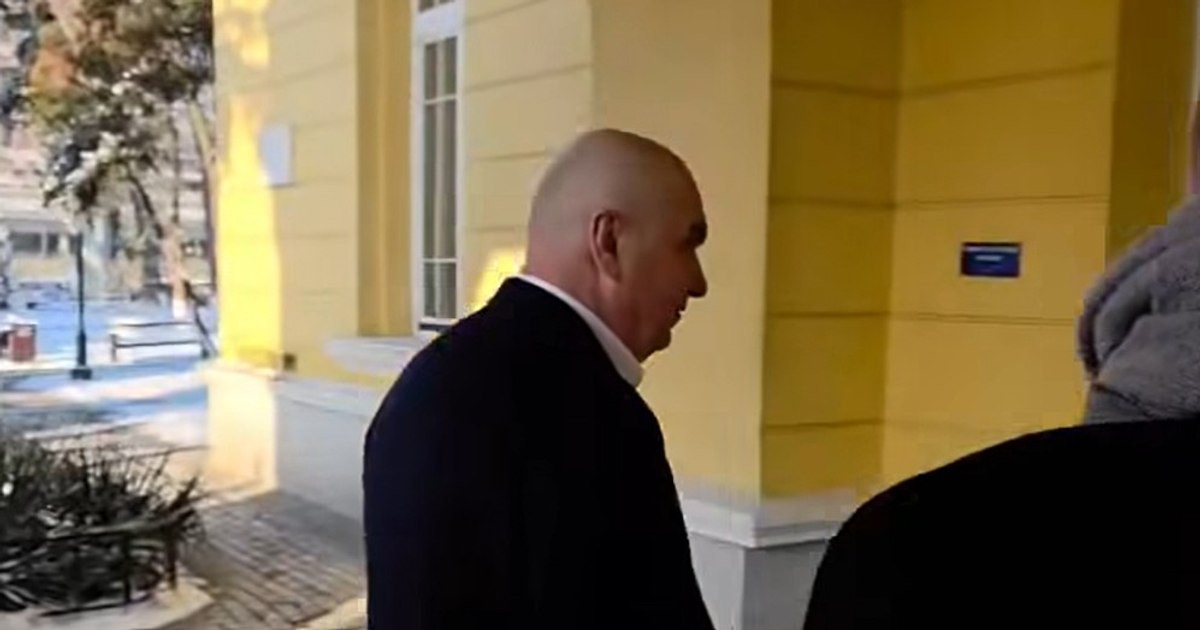 Bolojan, huiduit din nou în timpul unei vizite oficiale. Tensiuni la Botoșani: protestatarii i-au cerut demisia