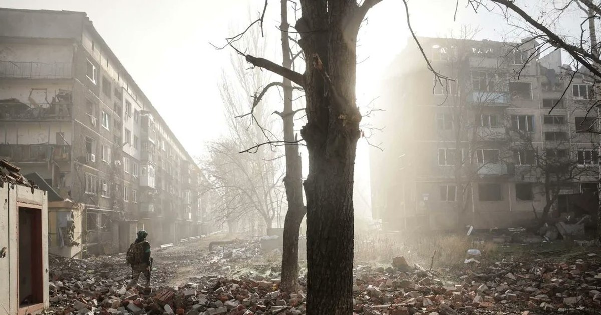 Rușii reeditează tactica silențioasă de a sufoca apărarea ucraineană într-un alt oraș din prima linie