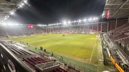 Gazonul de pe stadionul Giulești, înainte de meciul Rapid - Metaloglobus. Foto: GOLAZO.ro