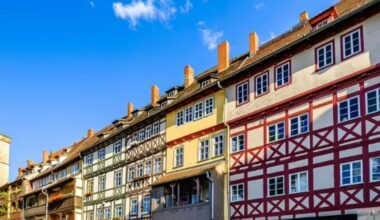 Cel mai vechi pod locuit din lume se află în Europa: 80 de oameni locuiesc printre case medievale, cafenele și galerii