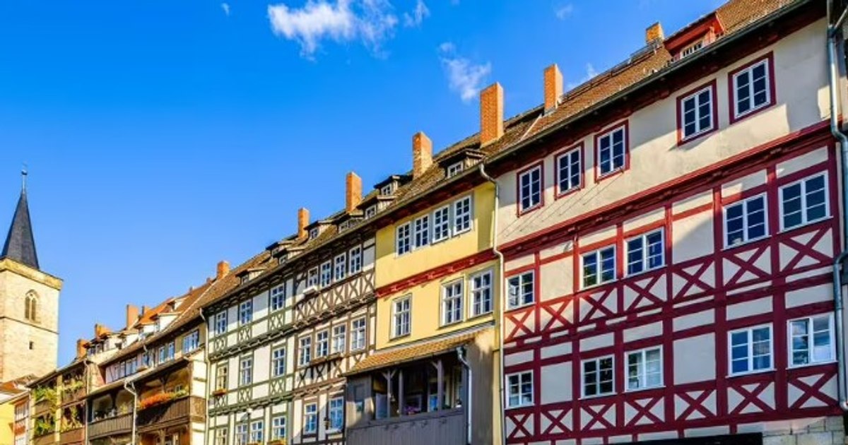 Cel mai vechi pod locuit din lume se află în Europa: 80 de oameni locuiesc printre case medievale, cafenele și galerii