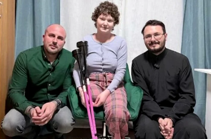 Andreea, înconjurată de cei doi salvatori ai ei FOTO: Facebook/Dani Cek