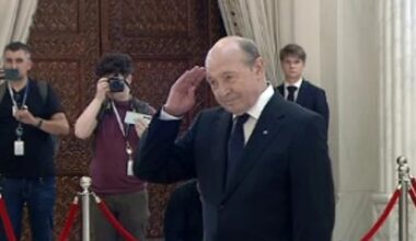 Cum explică Traian Băsescu gestul pe care l-a făcut cu mâna la înmormântarea lui Ion Iliescu