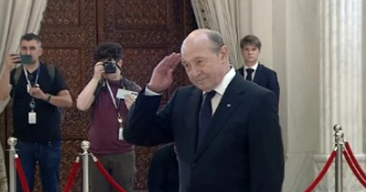 Cum explică Traian Băsescu gestul pe care l-a făcut cu mâna la înmormântarea lui Ion Iliescu