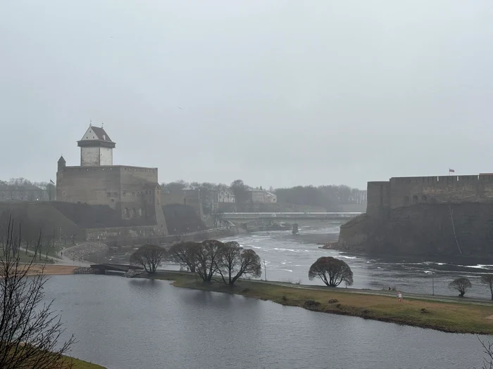 Narva – oraș estonian cu populație rusofonă, situat chiar pe linia de contact dintre NATO și Rusia