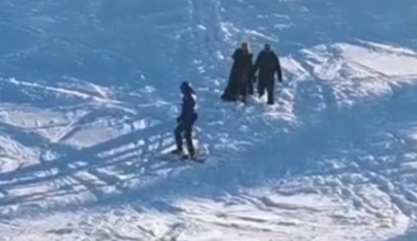 O femeie în fustă a fost coborâtă de pe pârtie de un jandarm: „Pârtia de schi nu este podium de modă”