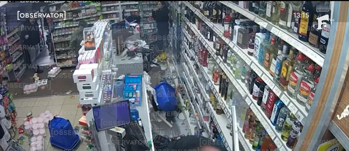 Un magazin din Londra a fost devastat în mai puțin de 30 de secunde de un grup de români. FOTO: Observator