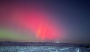 Imagini spectaculoase cu aurora boreală văzută din România. Soarele a emis cea mai puternică furtună solară din ultimii 20 de ani