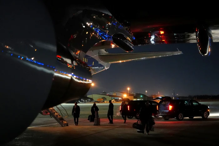 Lucruri sunt descărcate din Air Force One după ce avionul a întâmpinat o problemă electrică FOTO Pro