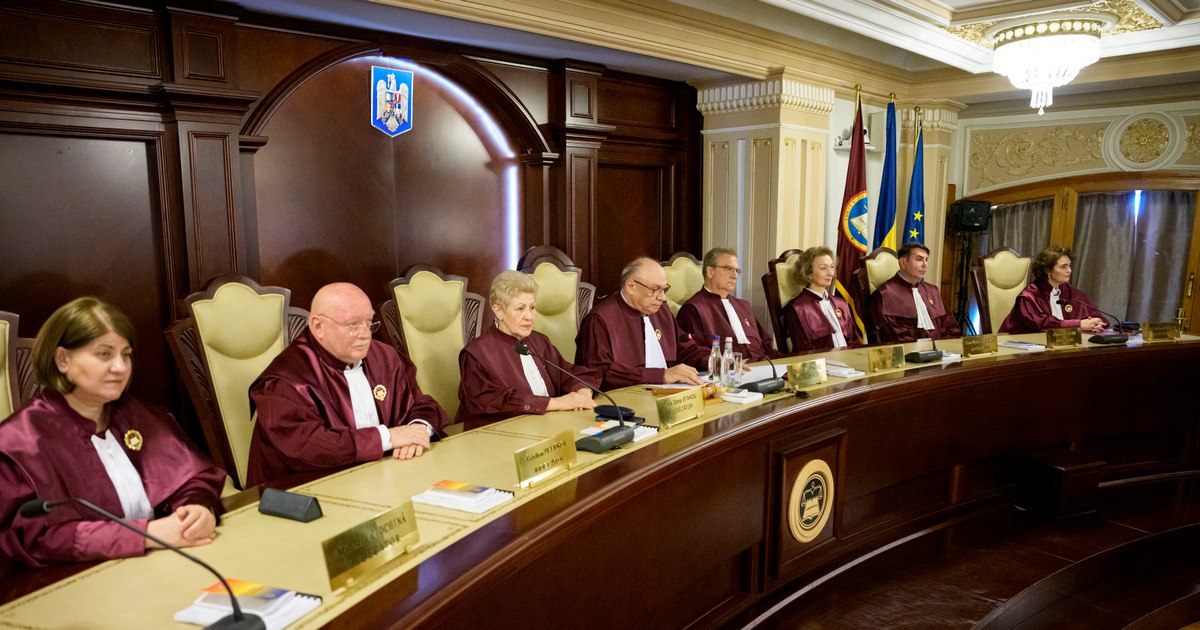 CCR amână dezbaterea sesizării lui Nicușor Dan pe legea privind utilizarea plajei Mării Negre. Care sunt obiecțiile președintelui