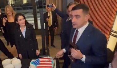 George Simion taie un tort în forma Groenlandei, decorat cu drapelul SUA. Reacții dure: „Un gest grotesc, de o prostie diplomatică monumentală”. Reacția liderului AUR