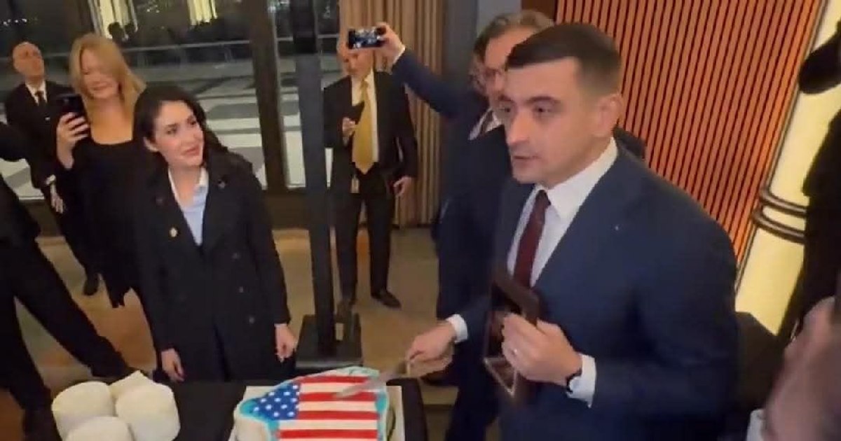 George Simion taie un tort în forma Groenlandei, decorat cu drapelul SUA. Reacții dure: „Un gest grotesc, de o prostie diplomatică monumentală”. Reacția liderului AUR