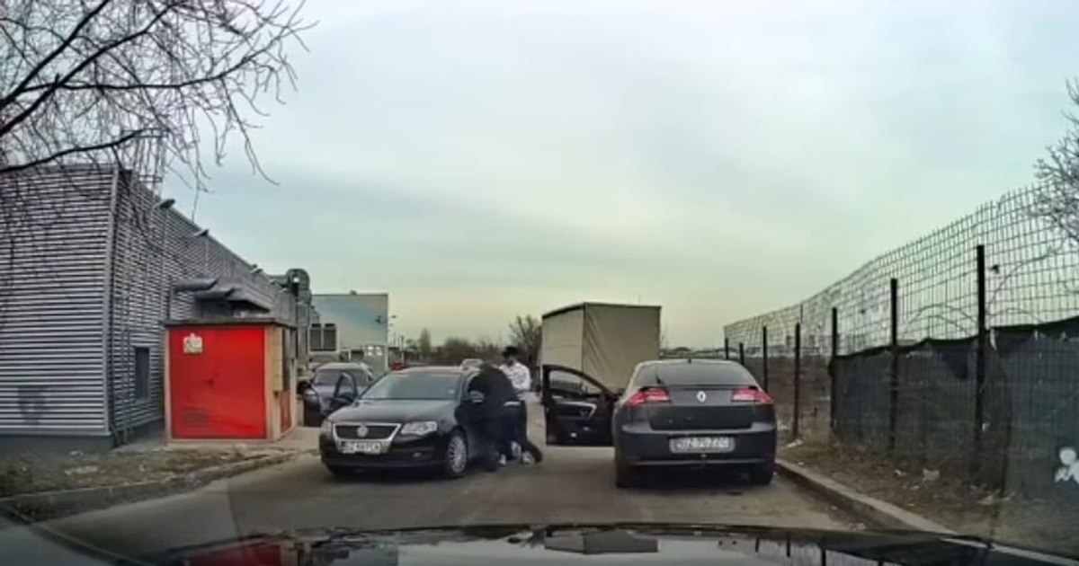 Răfuială între doi șoferi în trafic. Cel care a pornit conflictul s-a pus cu cine nu trebuie și a scăpat cu fuga