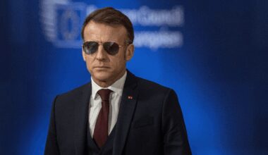 Povestea ochelarilor care „au oprit Cel de-al Treilea Război Mondial”. Președintele Macron i-a făcut celebri!