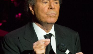 Julio Iglesias scapă de acuzațiile de agresiune sexuală și trafic de persoane. De ce justiția spaniolă nu poate judeca cazul