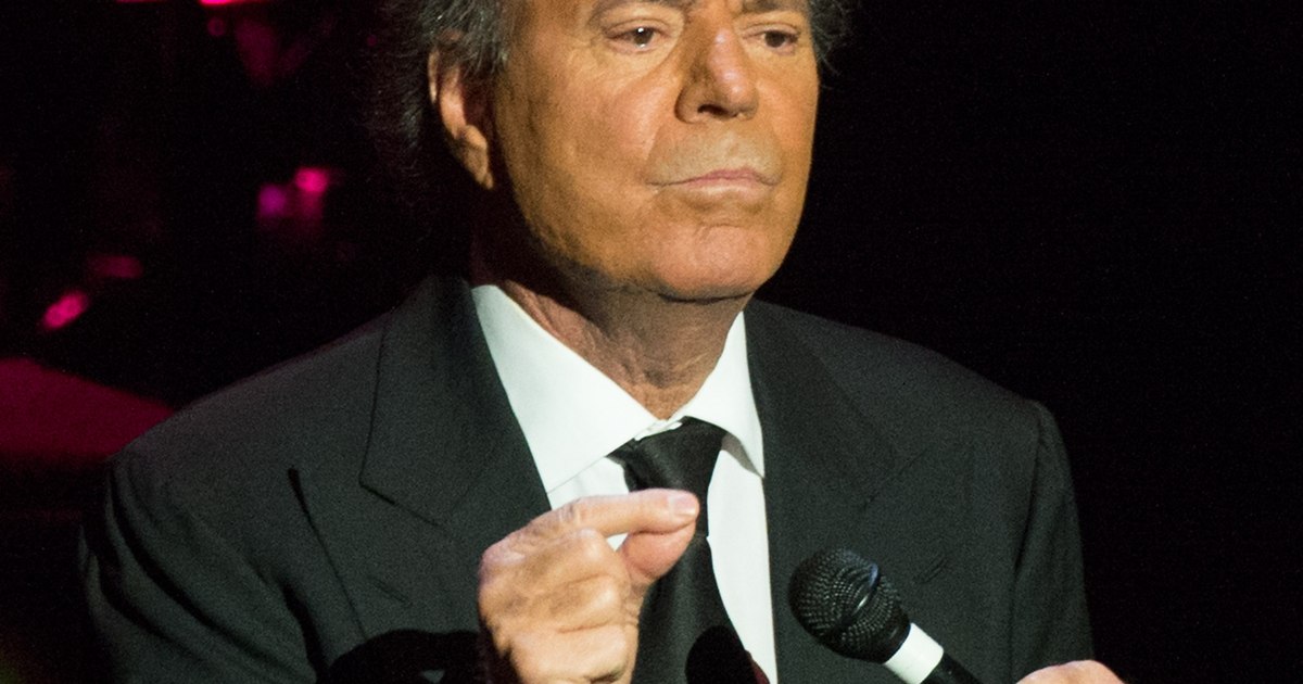 Julio Iglesias scapă de acuzațiile de agresiune sexuală și trafic de persoane. De ce justiția spaniolă nu poate judeca cazul