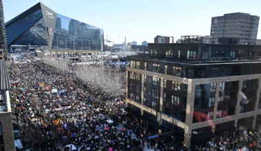 Protest de proporții în Minneapolis, față de operațiunea ICE. Afaceri închise și copii reținuți în timpul raidurilor. Se cere grevă generală