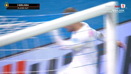 Daniel Bîrligea protestează după ce a fost scos de pe teren în meciul Dinamo Zagreb - FCSB. Captură: Prima Sport