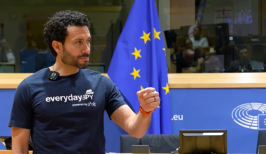 Fost agent CIA, în Parlamentul European: „Trebuie să vă construiți propriile arme, SUA nu au niciun interes să vă lase independenți”