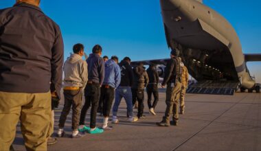 SUA expulzează iranieni în țara lor, o decizie ce poate însemna condamnarea la moarte. „Aceeași administrație care le-a promis iranienilor că «ajutorul este pe drum»”