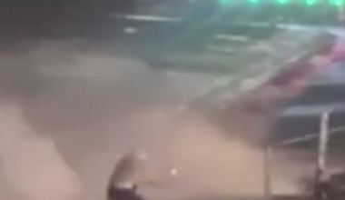 O tânără a fost aproape să fie luată de valuri în timp ce făcea un selfie pe dig, în timpul furtunii Ingrid