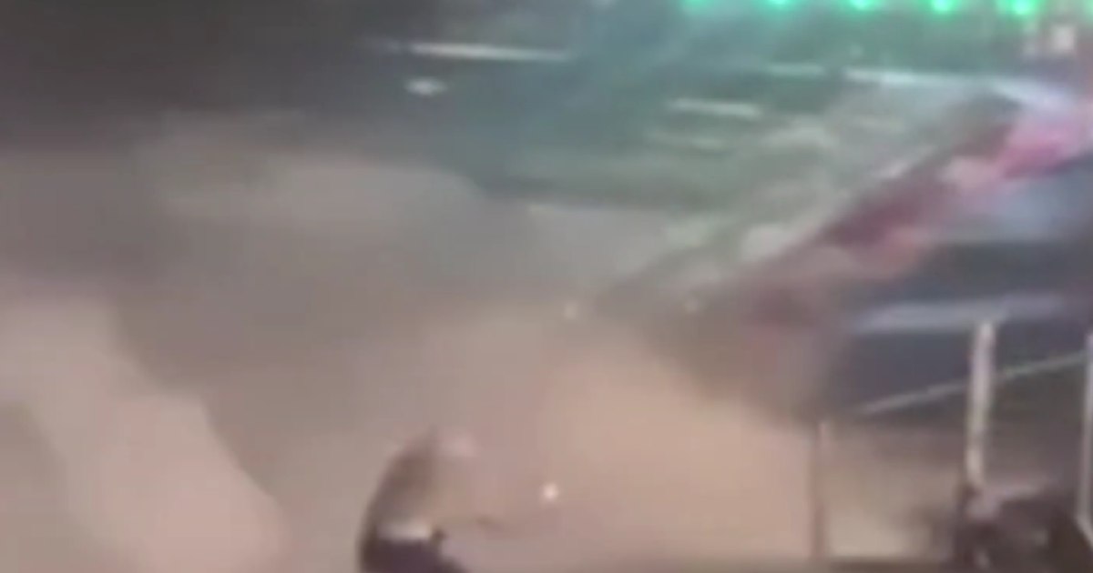 O tânără a fost aproape să fie luată de valuri în timp ce făcea un selfie pe dig, în timpul furtunii Ingrid