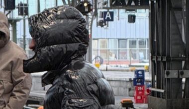 „Așa arată sărăcia în Germania”: cerșetor cu geacă Moncler și pantofi Adidas, filmat în Gara din Köln. Imaginile au stârnit controverse