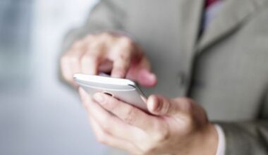 Mesaje false de la curier sau apropiați, noua armă a escrocilor online. Cum funcționează fraudele