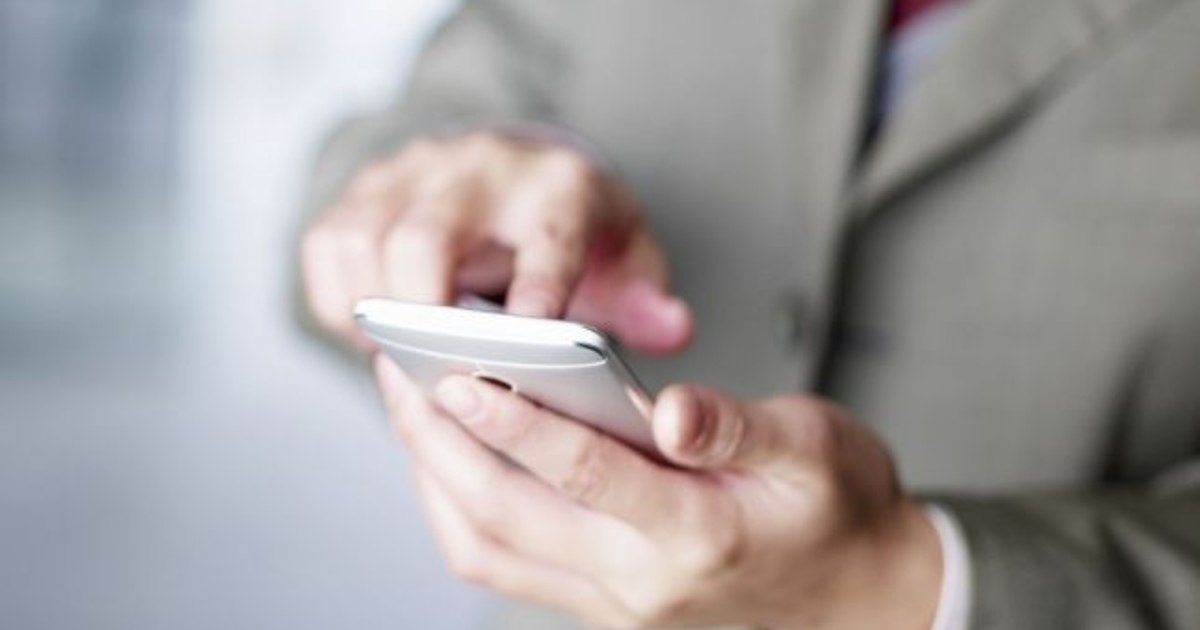 Mesaje false de la curier sau apropiați, noua armă a escrocilor online. Cum funcționează fraudele