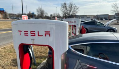 Tesla oprește producția a două modele de lux pentru a face loc „armatei de roboți” a lui Musk