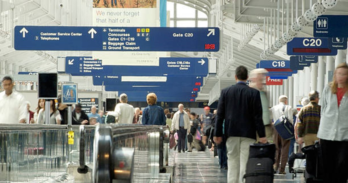 Turiștii, tot mai descurajați să călătorească în SUA de frica verificării conturilor de social media. Cât pierde America cu această politică