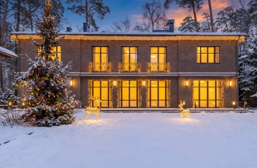 Steven Seagal își vinde conacul din Rusia pentru 7,5 milioane de dolari. FOTO X / NEXTA