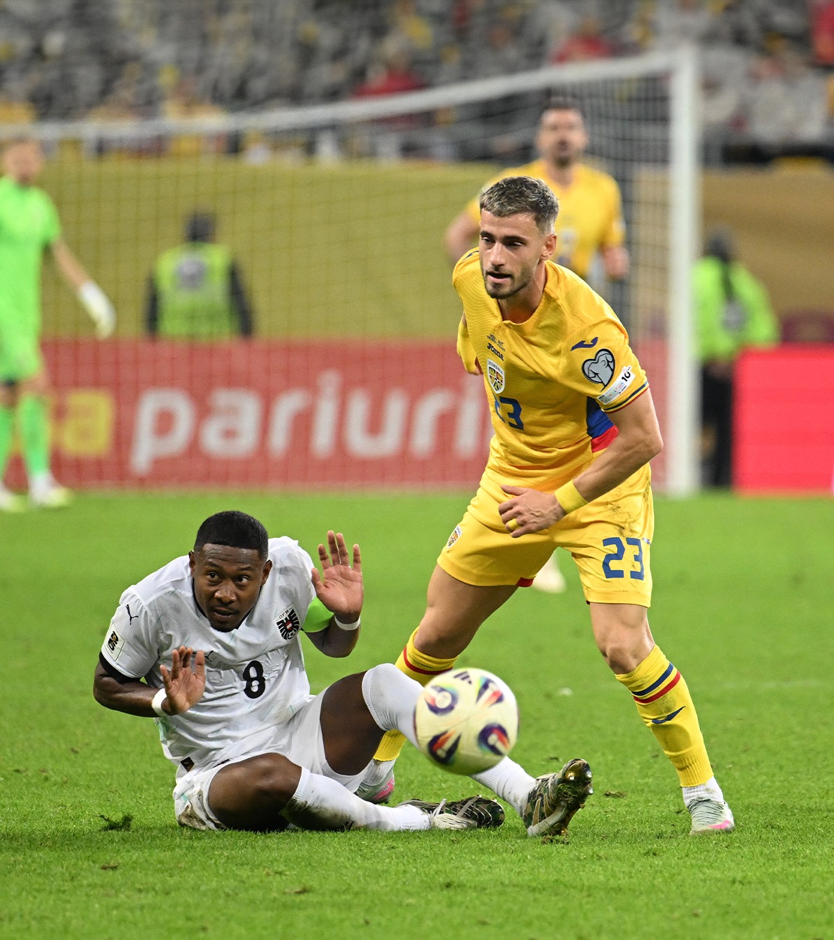 Dragomir, la 1-0 cu Austria, duel cu Alaba, apărătorul lui Real Madrid și căpitanul naționalei sale. Foto: Sport Pictures