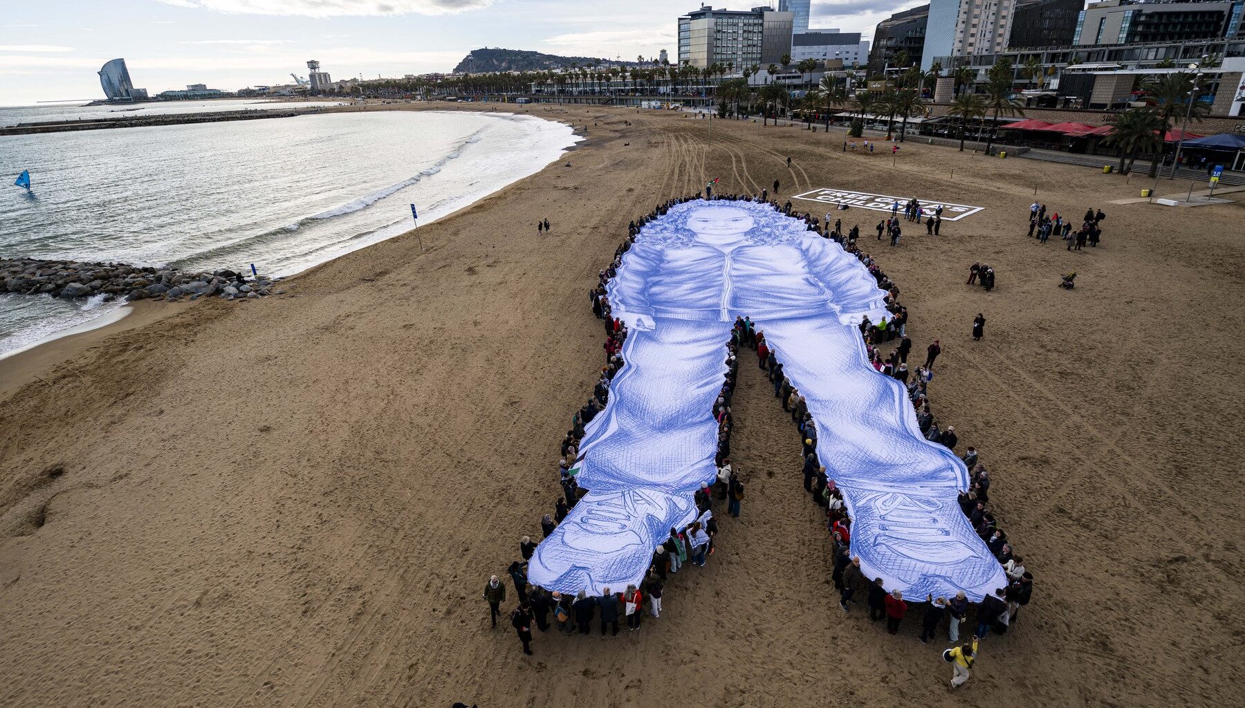 FOTO/VIDEO Un portret gigantic a apărut pe o plajă din Barcelona