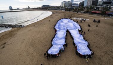 FOTO/VIDEO Un portret gigantic a apărut pe o plajă din Barcelona
