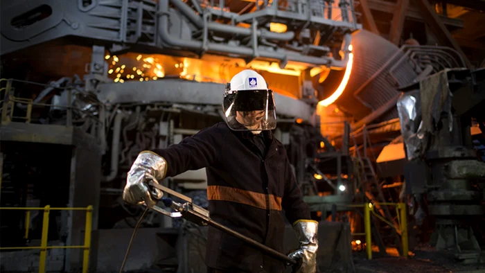 Un muncitor în combinatul Liberty Galați