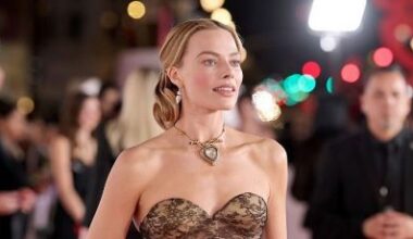 Apariție epocală a lui Margot Robbie, cu colierul lui Elizabeth Taylor, la premiera noii ecranizări Pe aripile v&acirc;ntului