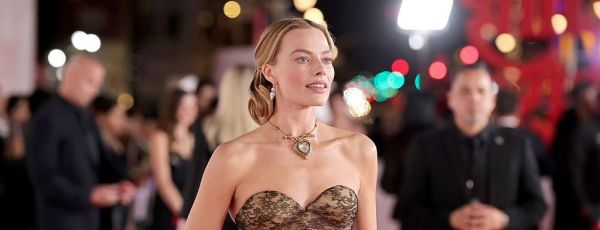 Apariție epocală a lui Margot Robbie, cu colierul lui Elizabeth Taylor, la premiera noii ecranizări Pe aripile v&acirc;ntului