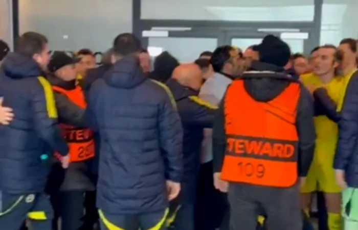 Scandal la pauza meciului FCSB-Fenerbahce  Foto/Captură digisport.ro