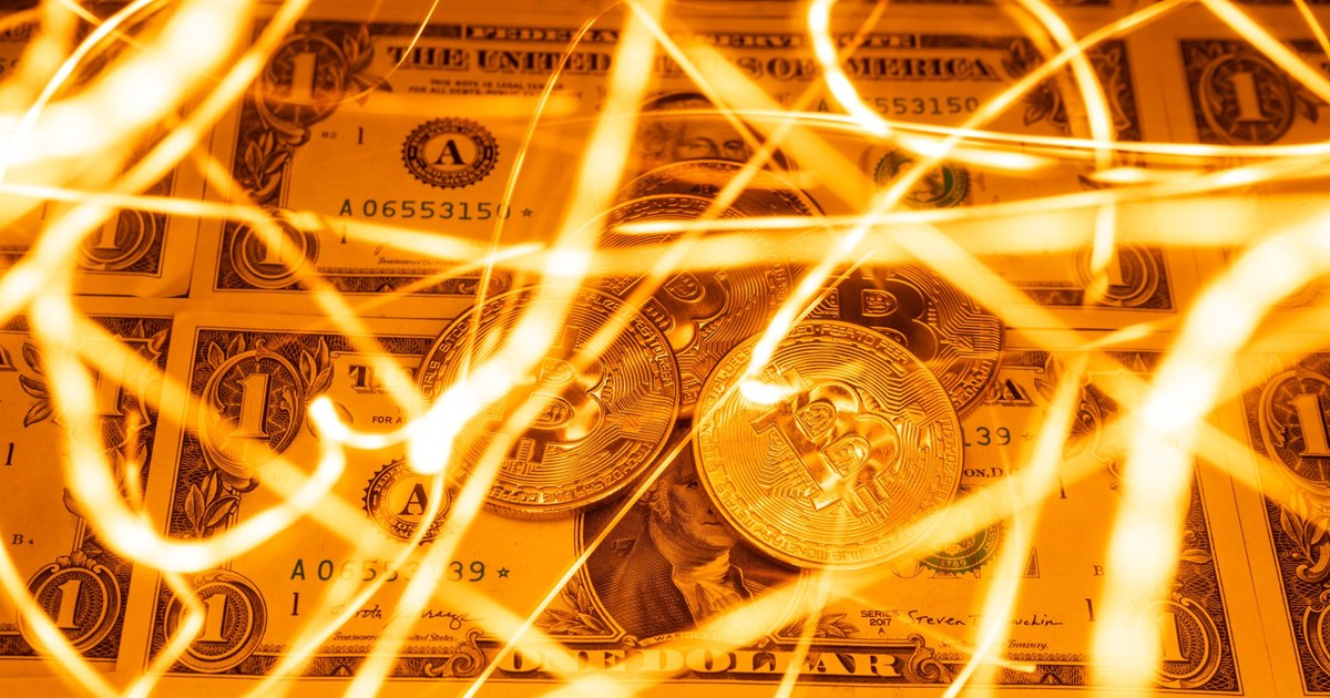 Dolarul slăbește și aurul explodează la nivel mondial — cum se pot proteja românii de volatilitatea valutară