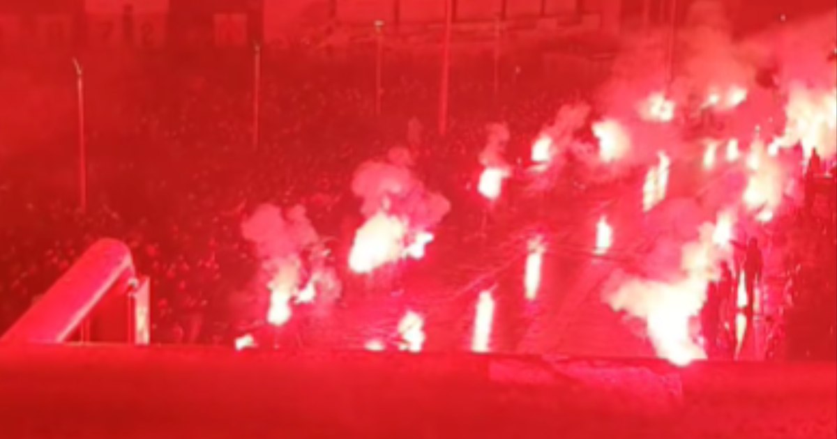 Torțe și scandări în fața stadionului din Salonic. Cum au întâmpinat suporterii PAOK sicriele grecilor morți în accidentul din Timiș. „Fraților, trăiți, ne conduceți!”