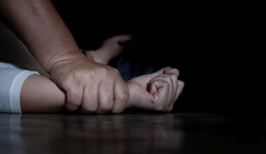 Ofițer de poliție pensionar, în vârstă de 68 de ani, arestat la domiciliu după ce a agresat sexual o fată minoră