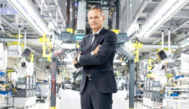 Fostul şef Porsche a recunoscut că decizia de a pensiona modelul Macan cu combustie şi a-l păstra doar pe cel electric a fost o greşeală enormă | PiataAuto.md