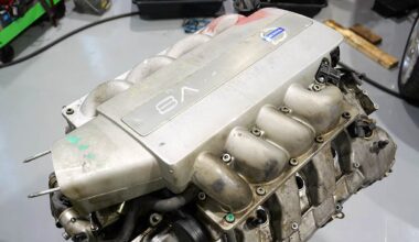 (VIDEO) Un mecanic din SUA a dezasamblat un motor V8 de Volvo, originar de la Yamaha, pentru a-i descoperi construcţia şi a-i afla cauza clacării | PiataAuto.md