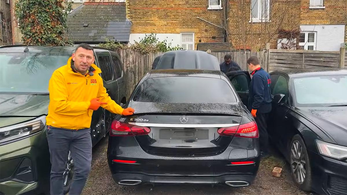 (VIDEO) Un mecanic şi un IT-ist român din Marea Britanie au reparat un Mercedes E-Class plug-in hibrid fără nicio piesă de schimb, deşi reparaţia oficială ar fi costat 10.000 lire | PiataAuto.md