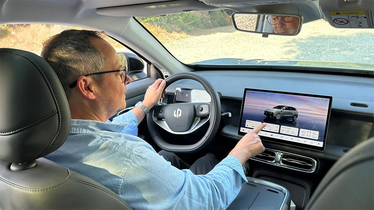 Germanii de la ADAC critică vehement tendinţele ecranelor mari din maşini şi spun că acestea devin tot mai dificil de operat în timpul condusului | PiataAuto.md