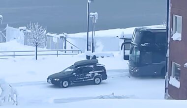 (VIDEO) Un Volvo XC70 clasic a deblocat un autobuz pe un drum înzăpezit din Suedia, tractându-l cu uşurinţă | PiataAuto.md