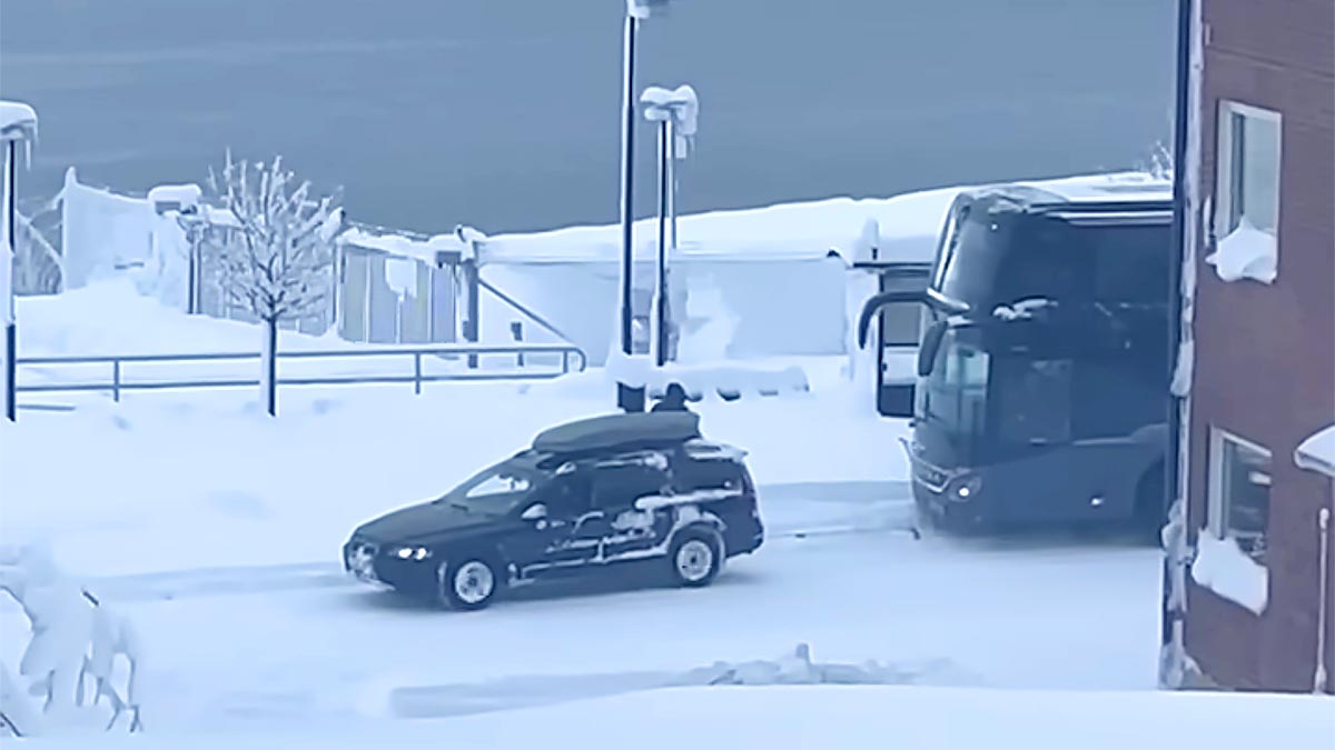 (VIDEO) Un Volvo XC70 clasic a deblocat un autobuz pe un drum înzăpezit din Suedia, tractându-l cu uşurinţă | PiataAuto.md