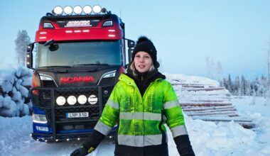 (VIDEO) O şoferiţă de camion din Suedia a arătat cum se munceşte la -35 grade Celsius cu un camion Scania V8 diesel | PiataAuto.md