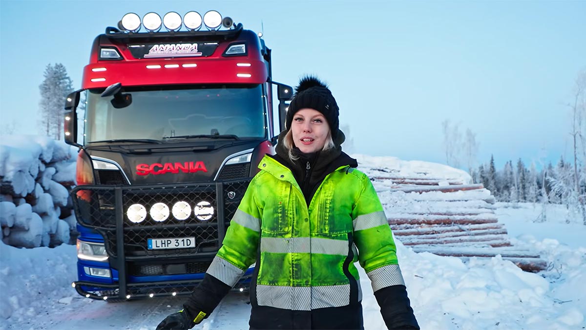 (VIDEO) O şoferiţă de camion din Suedia a arătat cum se munceşte la -35 grade Celsius cu un camion Scania V8 diesel | PiataAuto.md